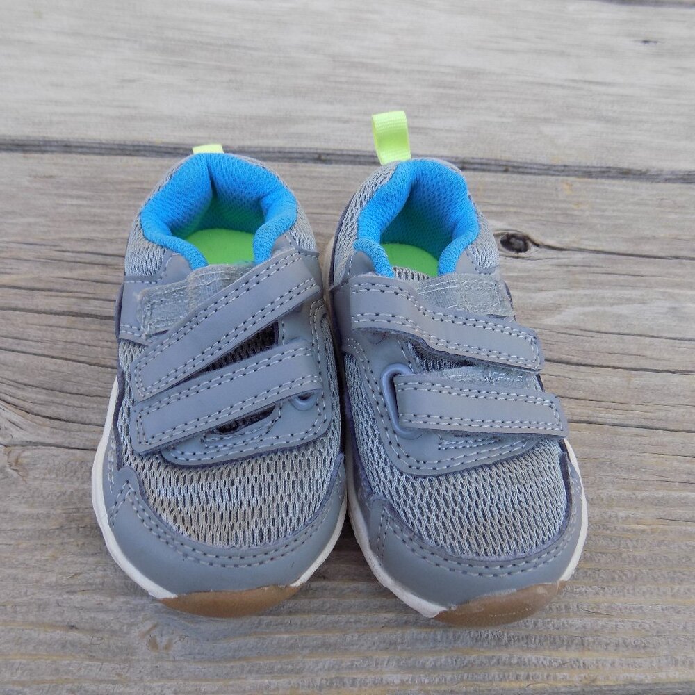 CARTERS TENNIS SHOES  Childs Size 5 Grey and blue *